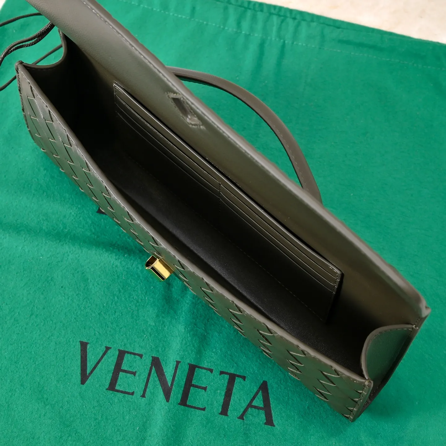 The batch of 1360 BV Andiamo evening handbags has been heavily planted again~ The designer aesthetics in the era of economic downturn are back. I fall in love with it at first sight and can't put it down. It's so beautiful and full of aura. The shape and texture are very competitive. It's light in weight and has sufficient capacity. It's a must-have for fashionistas. It's suitable for many occasions, minimalist, high-end and light luxury. Model No.: 741511 Size: 31*13*3cm